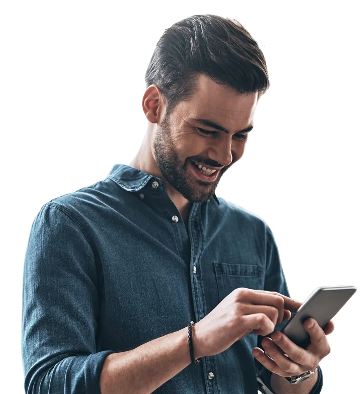 Homem usando o App meu Mater Dei